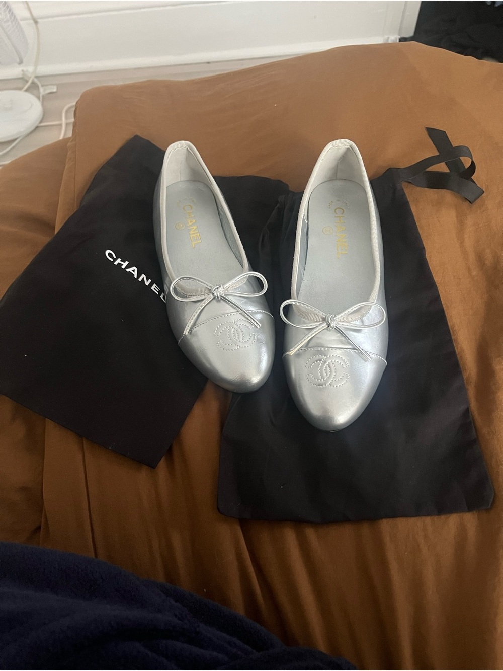 CHANEL Silver Leather Ballet Flats with Bow & Embossed CC